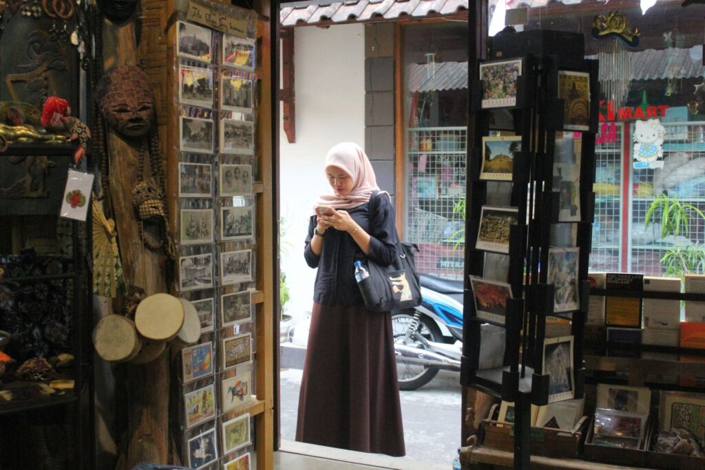 Pengunjung toko buku kecil menunggu di luar. MOJOK.CO
