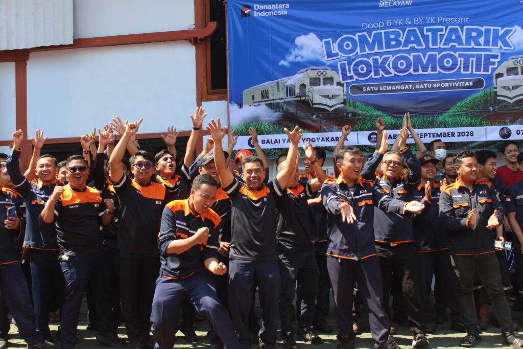 Petugas balai yasa ikut meramaikan HUT ke-81 KAI. MOJOK.CO