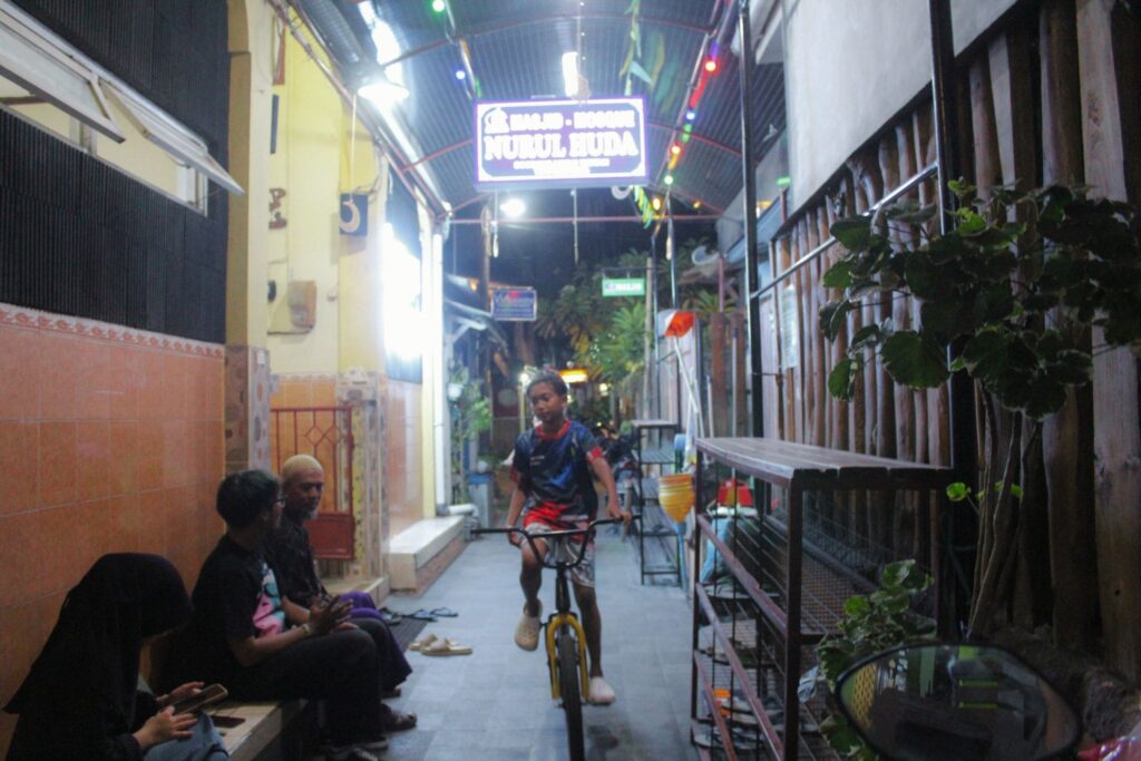 Bermain sepeda. MOJOK.CO