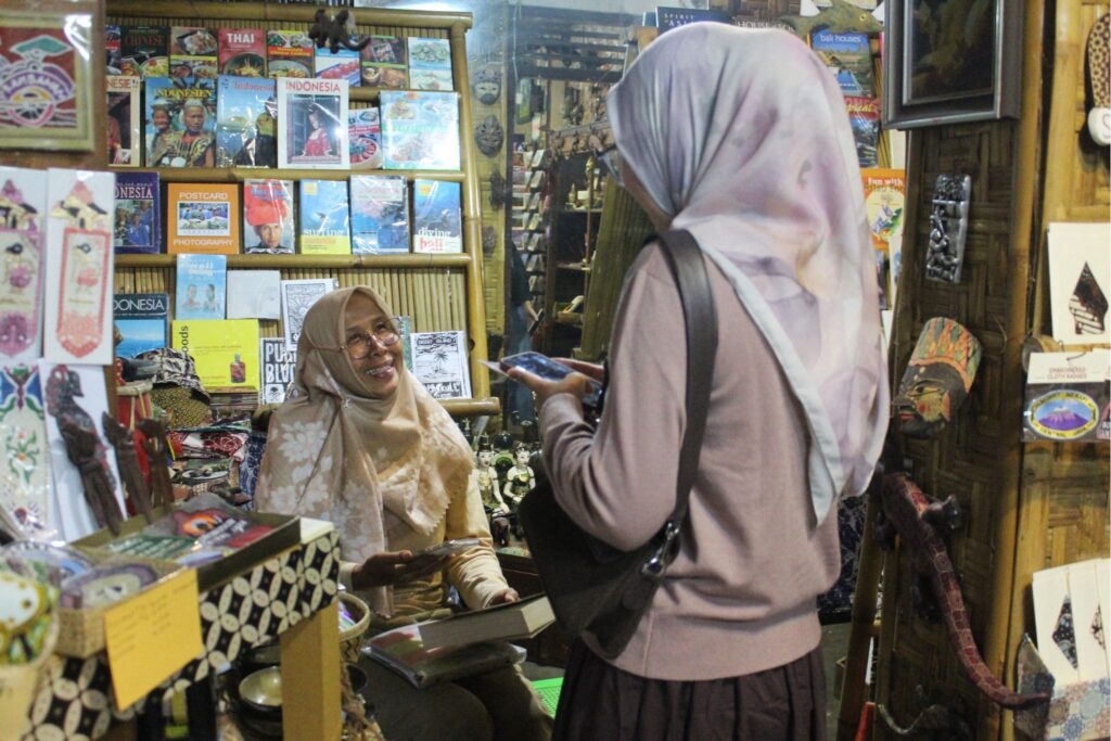 Berbincang dengan pengunjung di toko buku bekas. MOJOK.CO