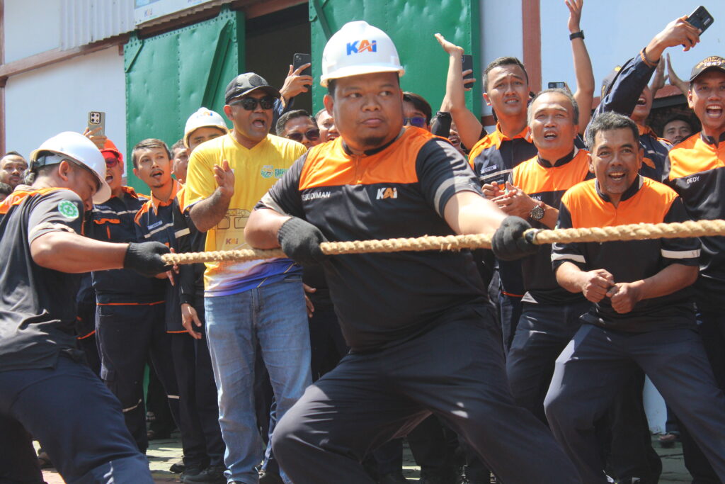 Petugas KAI ikut lomba tarik lokomotif dalam HUT ke-81 KAI. MOJOK.CO