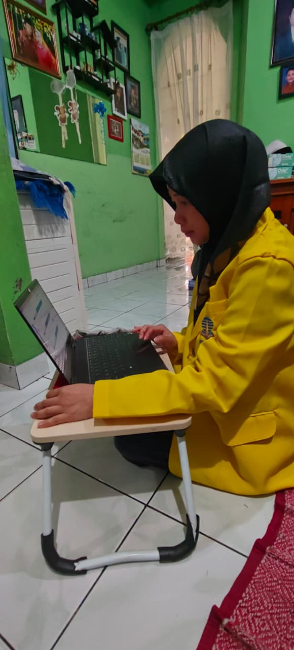 Kuliah di Universitas Terbuka (UT) memberi kemudahan Hikmatuzzulfa sebagai teman tuli sekaligus pekerja dan ibu rumah tangga MOJOK.CO