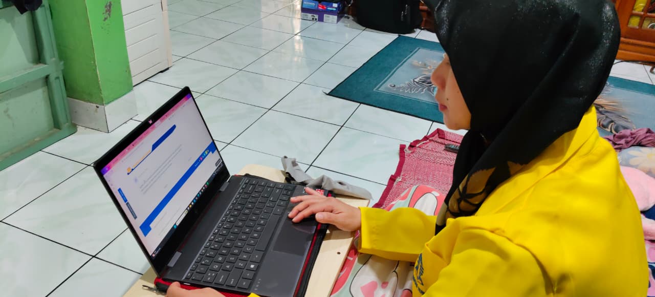 Hikmatuzzulfa, mahasiswa disabilitas teman tuli yang melanjutkan pendidikan tinggi dengan kuliah di Universitas Terbuka MOJOK.CO