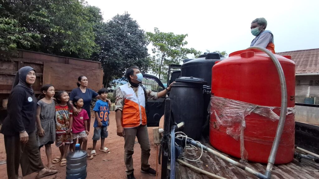 WVI distribusikan air bersih. MOJOK.CO