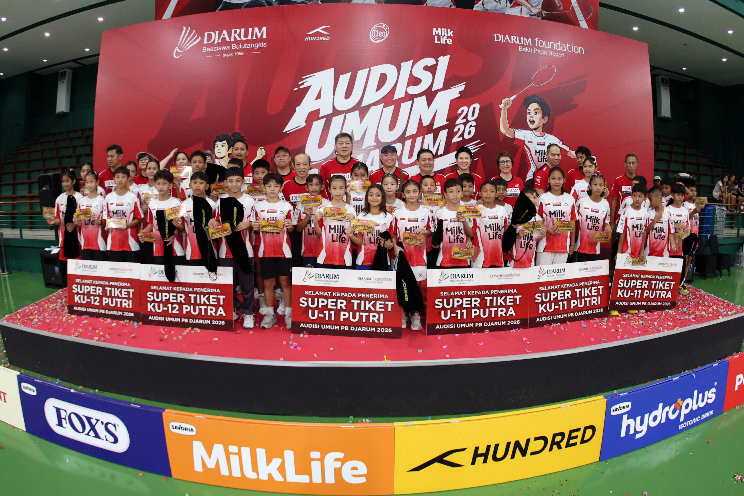 Para atlet bulu tangkis muda penerima Super Tiket Audisi Umum PB Djarum 2026 Kudus MOJOK.CO