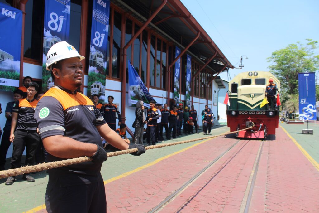 Tim Balai Yasa pra lomba tarik lokomotif dalam peringatan HUT ke-81 KAI. MOJOK.CO