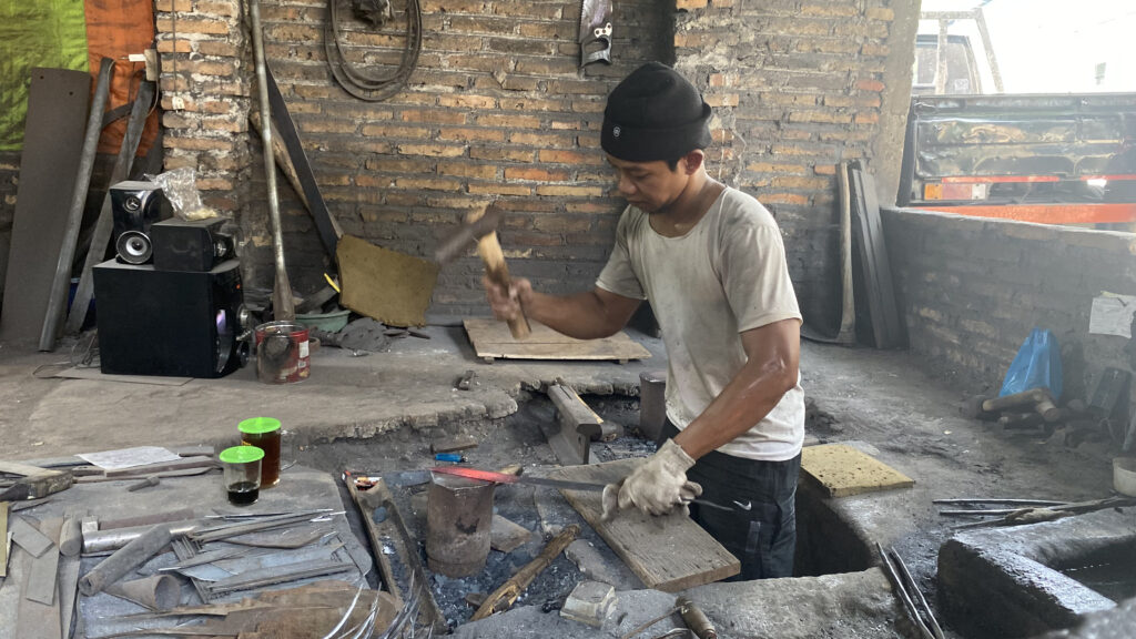 Proses penyepuhan besi. MOJOK.CO