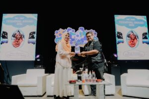 Kepala Departemen Terminal Mojok, Yamadipati Seno menyerahkan penghargaan Terminal Mojok Award 2026 untuk Firda di rangkaian acara Fesmo 2026 MOJOK.CO