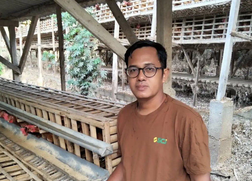 Kisah Rohmat Ansori, alumnus UNAIR pilih tinggalkan kerja di bank BUMN setelah 7 tahun. Rintis peternakan ayam petelur dengan omzet Rp250 juta perbulan MOJOK.CO