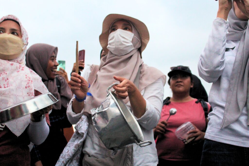 Seorang ibu pukul panci penyok. MOJOK.CO