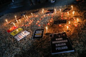 Doa untuk jurnalis hilang yang meliput erupsi Anak Krakatau. MOJOK.CO
