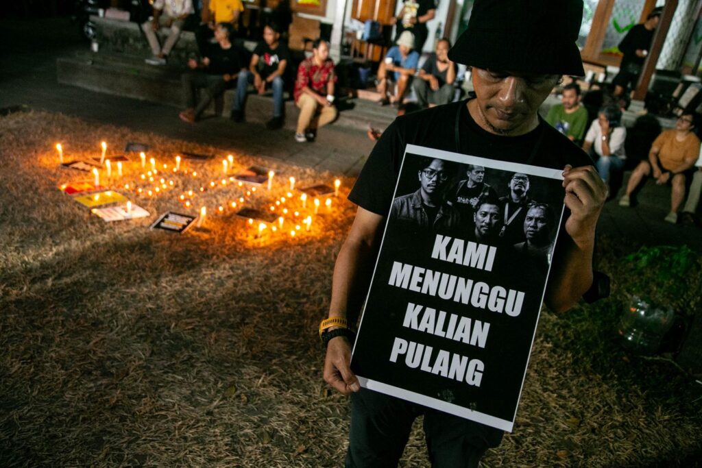 Jurnalis menunggu pulang. MOJOK.CO