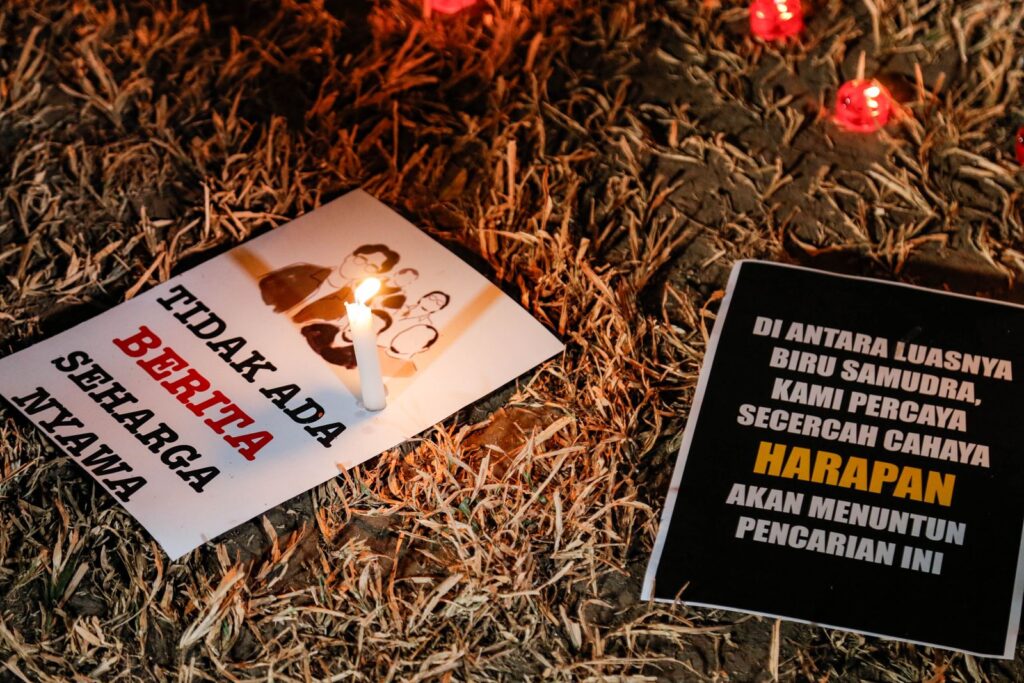 Poster untuk jurnalis yang hilang saat meliput Anak Krakatau. MOJOK.CO