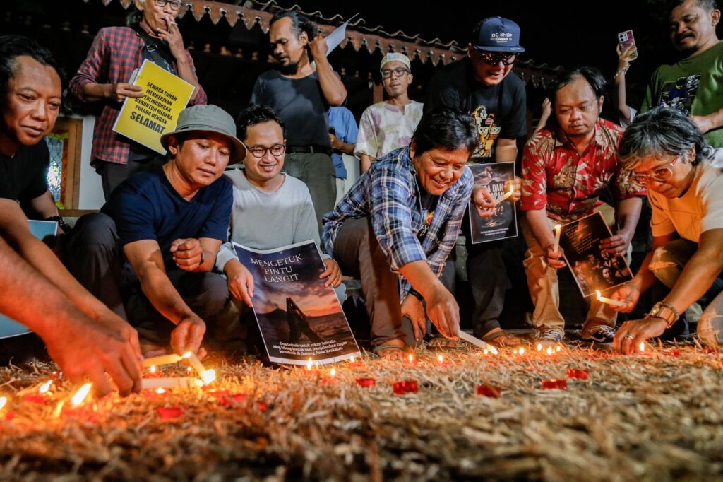 PFI Yogyakarta gelar doa bersama sambil nyalakan lilin. MOJOK.CO