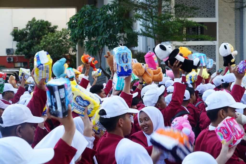 Maba Umsura angkat pembalut, pokok, dan boneka sebagai bentuk perlindungan perempuan dan anak dalam situasi bencana NTT MOJOK.CO