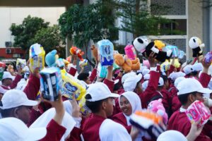 Maba Umsura angkat pembalut, pokok, dan boneka sebagai bentuk perlindungan perempuan dan anak dalam situasi bencana NTT MOJOK.CO