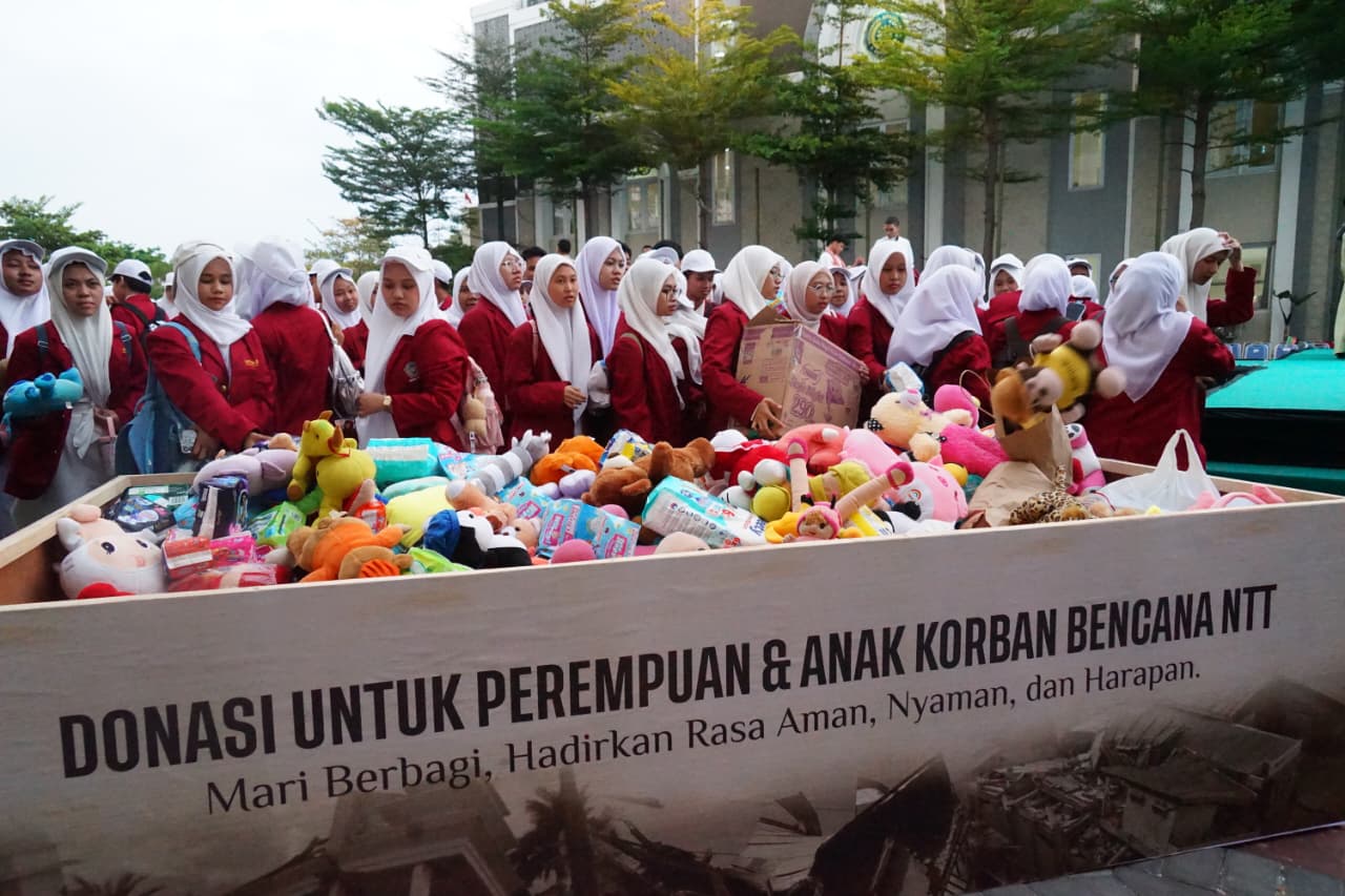 Maba Umsura angkat pembalut, pokok, dan boneka sebagai bentuk perlindungan perempuan dan anak dalam situasi bencana NTT MOJOK.CO