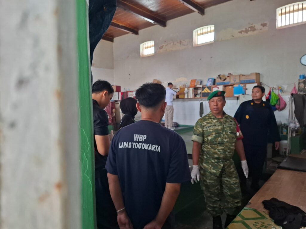 TNI geledah napi. MOJOK.CO