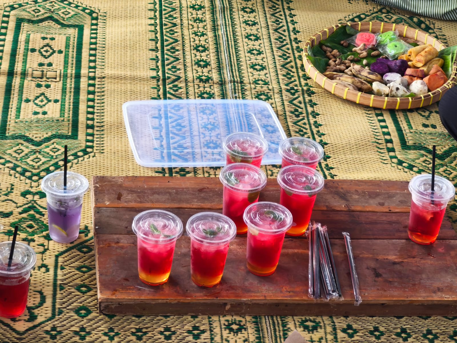 Es telang dan bunga rosella yang belakangan diolah Muksin MOJOK.CO