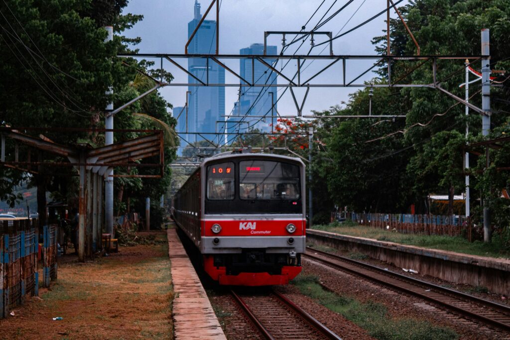 Healing aneh pekerja di Jakarta Barat (Barat): naik KRL di akhir pekan MOJOK.CO