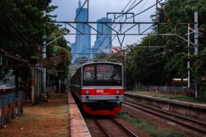 Healing aneh pekerja di Jakarta Barat (Barat): naik KRL di akhir pekan MOJOK.CO