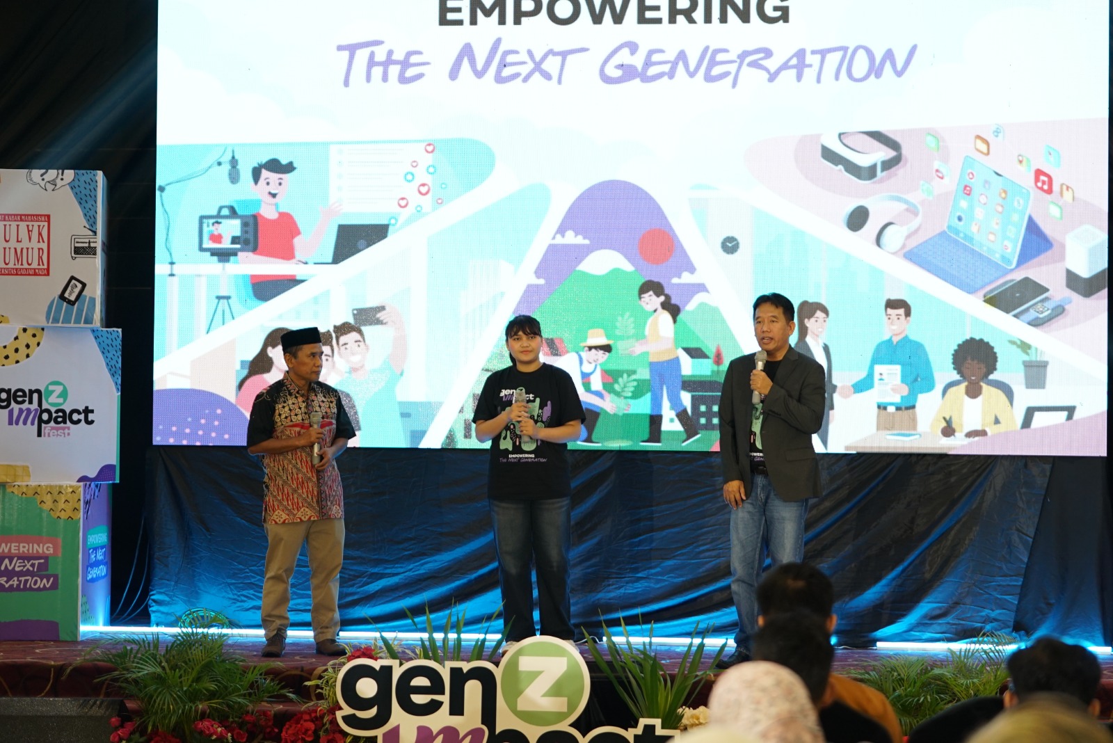 Pendiri SKM Bulaksumur Didik Supriyanto, Pengurus Umum SKM Bulaksumur Zefanya Lovi Peacela Tangka, dan Direktur Utama Suara.com Suwarjono saat memberikan opening speech di acara Gen Z Impact Fest, Sabtu (12/9/2026) .(Tim Dokumentasi Suara.com)