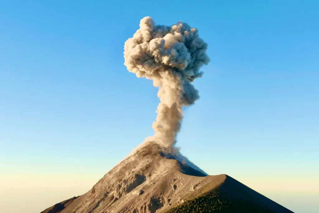 Belasan Gunung Api Aktif Alami Erupsi di Indonesia Sepanjang 2026
