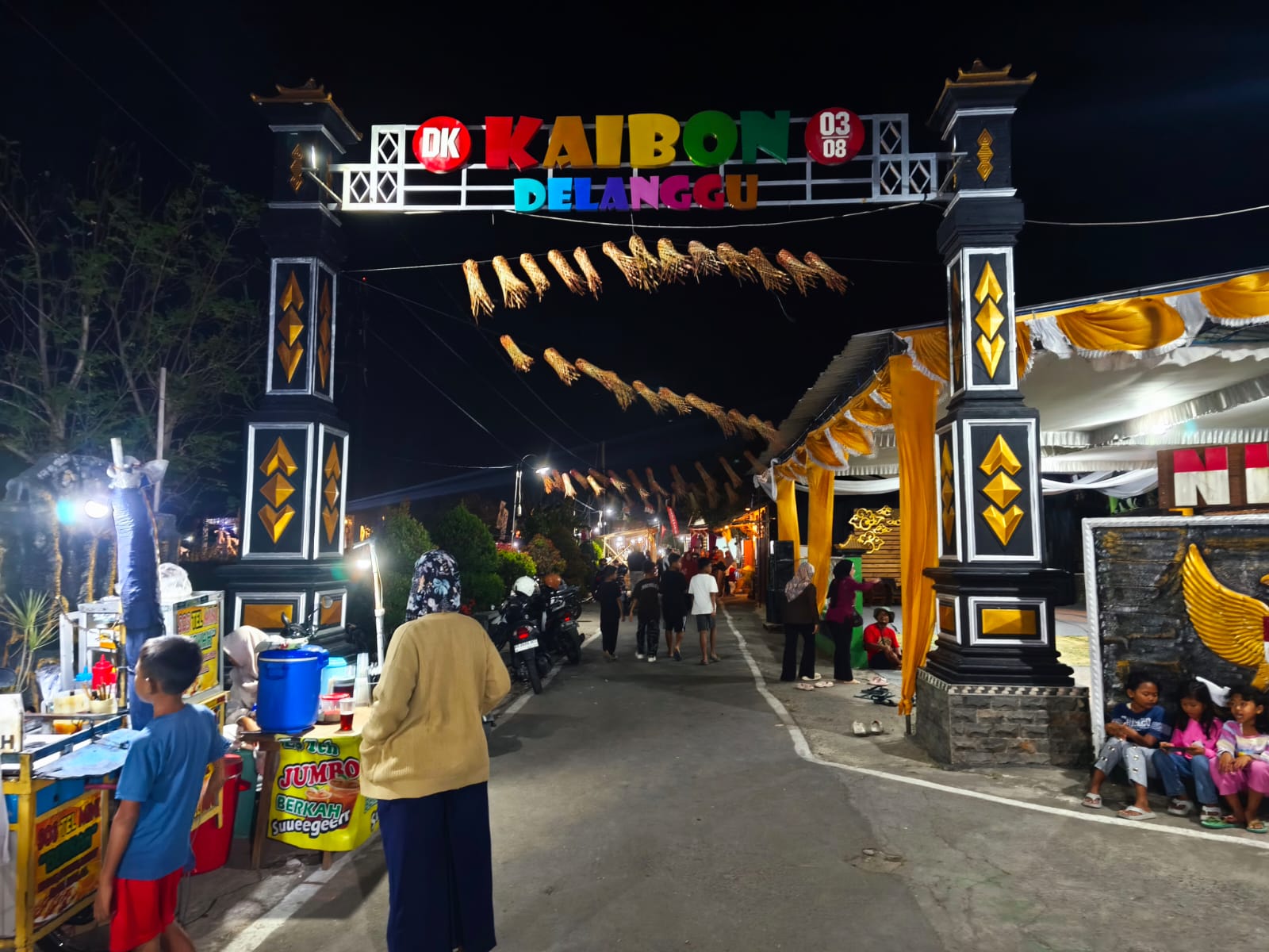 Suasana malam di Festival Mbok Sri di Delanggu, Klaten MOJOK.CO