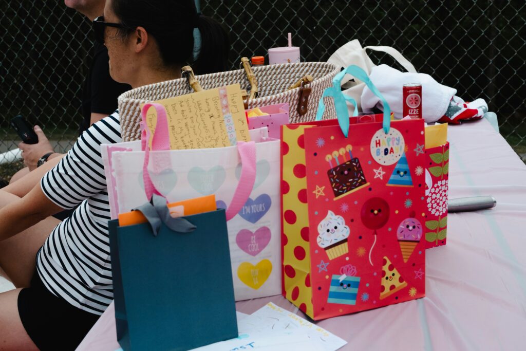 Acara ulang tahun anak di desa jadi toksik karena standar kado hadiah yang tidak bisa sederhana MOJOK.CO