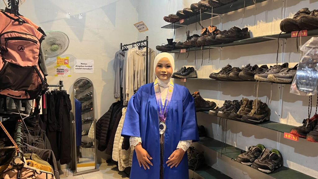Cerita Vivi, lulusan S1 Jurusan Akuntansi Unitomo Surabaya yang sukses bisnis penyewaan perlengkapan outdoor dari modal nekat paylater MOJOK.CO