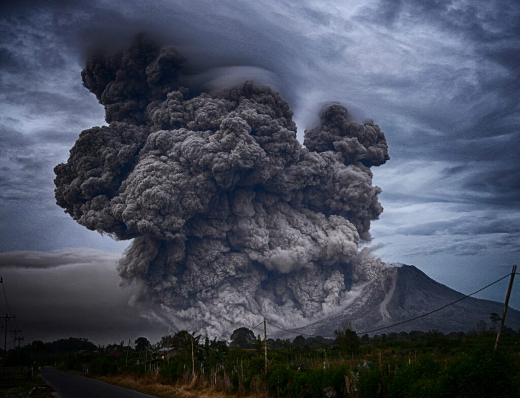 Gunung meletus (erupsi) bersamaan ada penyebabnya, bukan kok berkaitkan dengan campur tangan asing MOJOK.CO