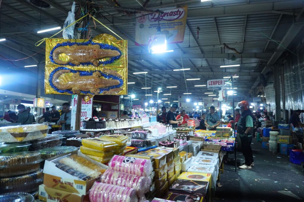 Roti buaya di Pasar Kue Subuh Senen Jakarta. MOJOK.CO