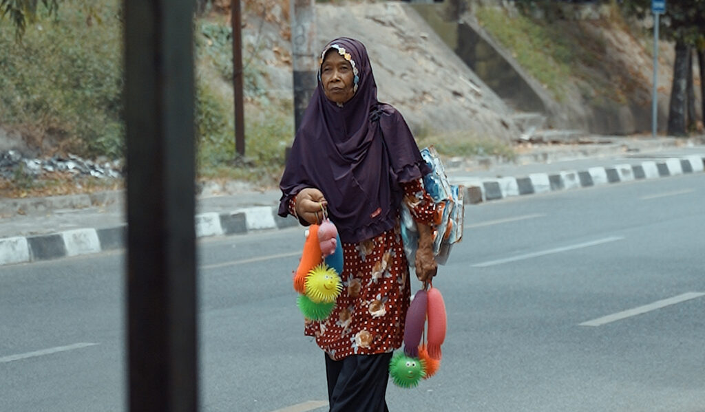 Penerima bantuan khusus lansia rentan dari Pemda DIY yang jual mainan di Gembira Loka. MOJOK.CO