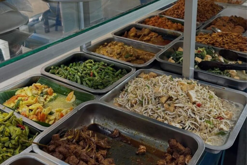 Ragam makanan warteg. MOJOK.CO