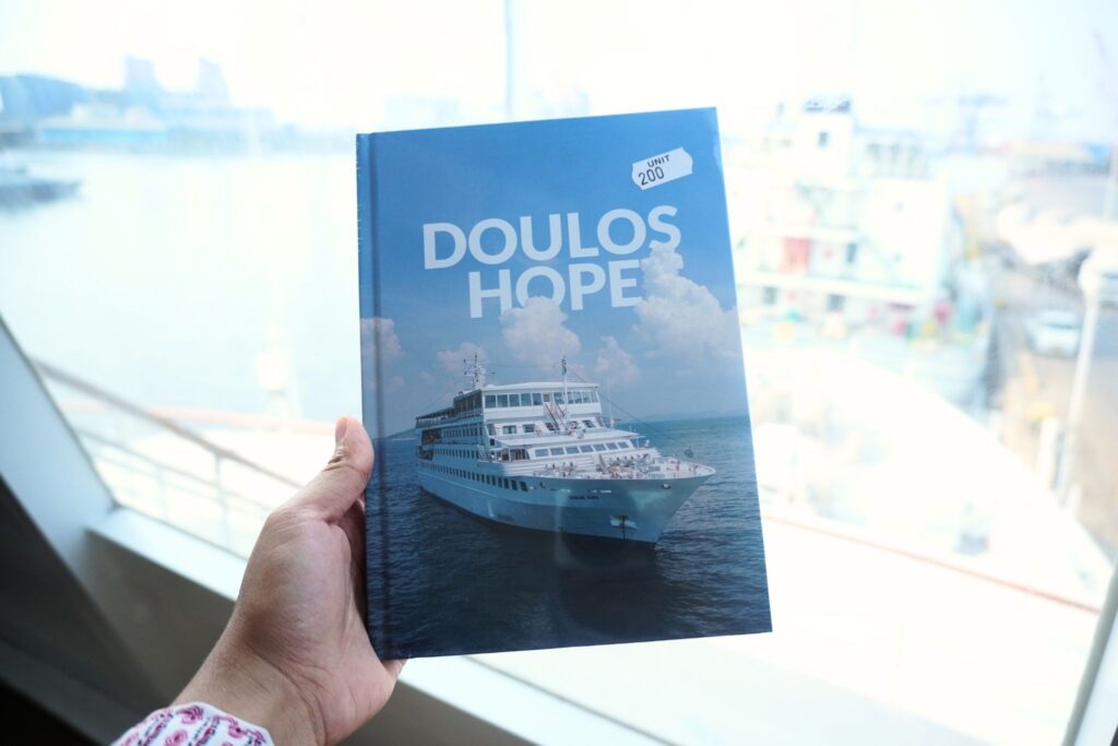 Jurnal dengan cover Doulos Hope. MOJOK.CO
