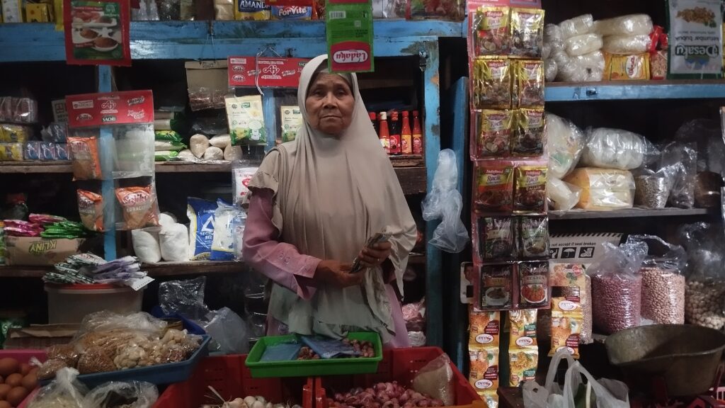 Tiranti, pedagang di Pasar Condongcatur, Sleman, yang mengeluhkan menurunnya daya beli masyarakat MOJOK.CO