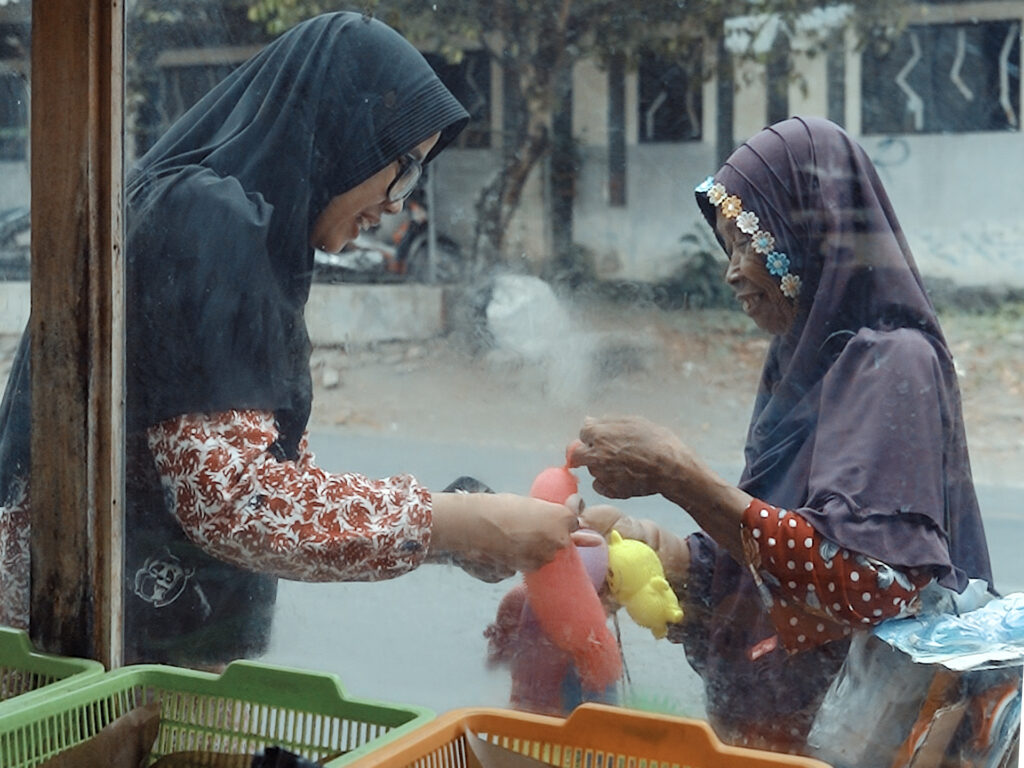 Pedagang dan pembeli. MOJOK.CO