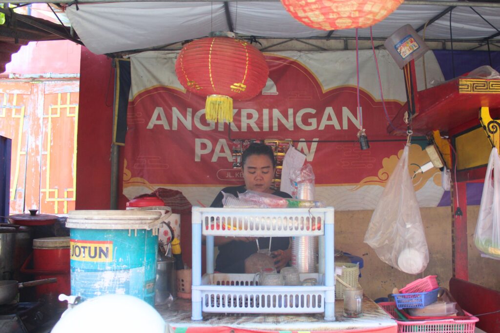 Tika si pemilik angkringan Ketandan. MOJOK.CO
