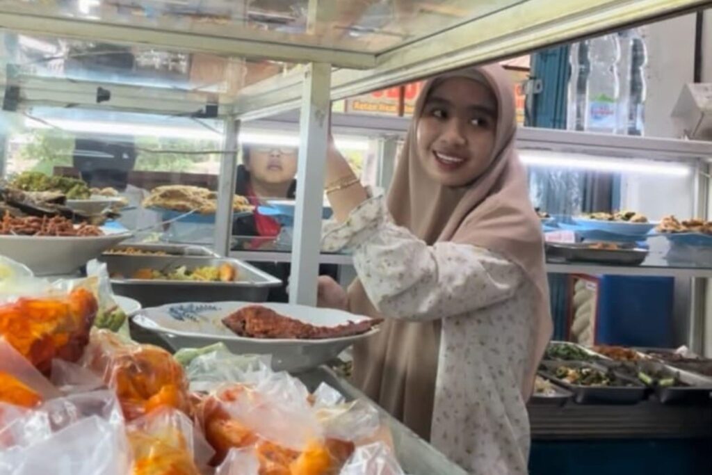 Nazeela saat mengawasi usaha wartegnya. MOJOK.CO