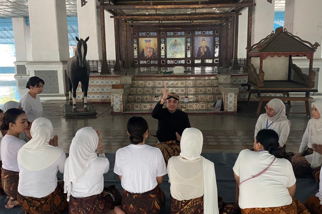 Diskusi di pagelaran. MOJOK.CO