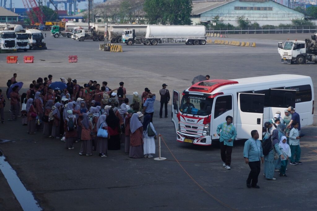 Shuttle bus. MOJOK.CO