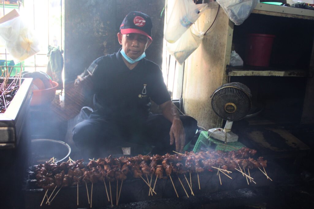 Pedagang sate koyor. MOJOK.CO