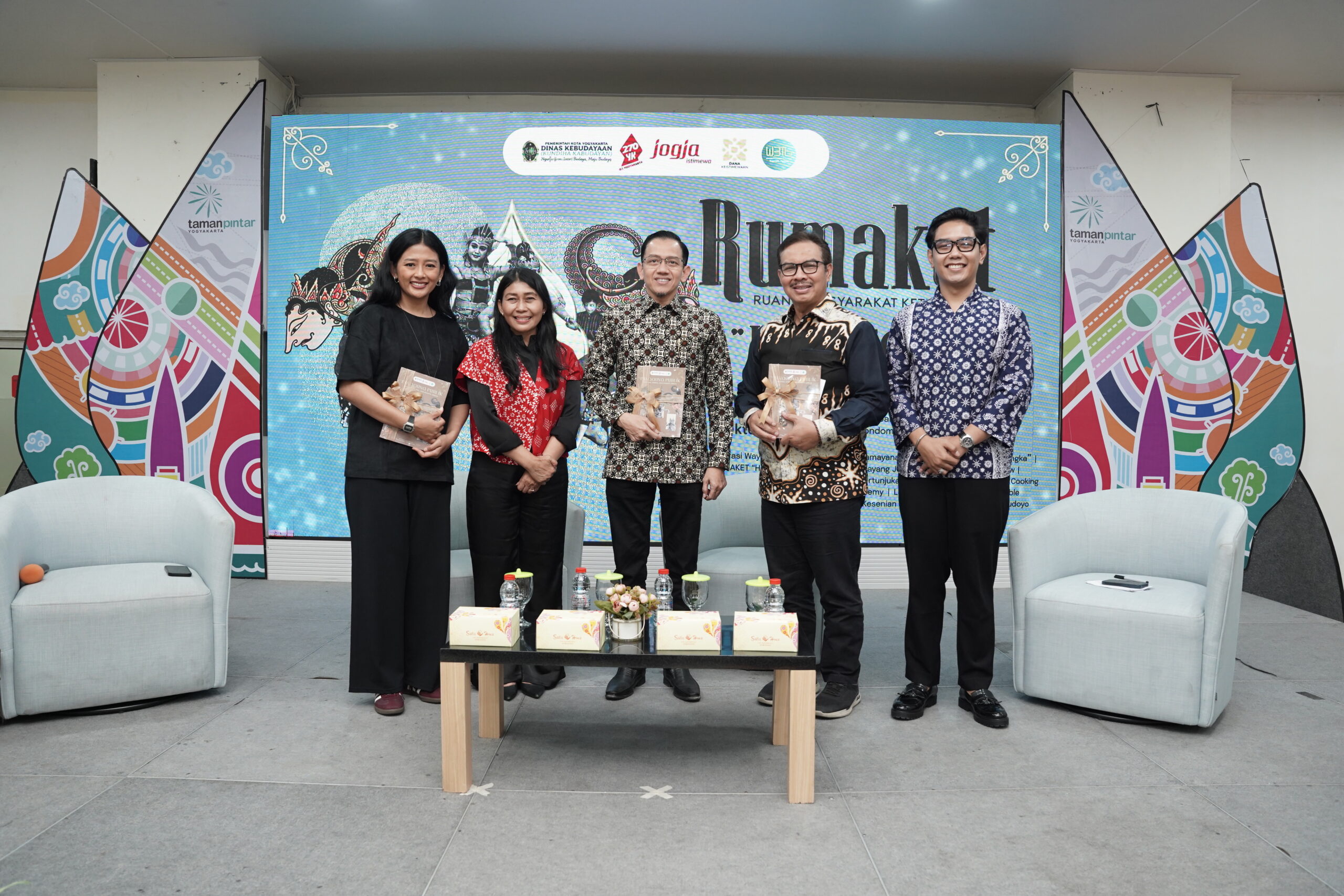 Hasto, Anisa, dan Syauqi dalam talkshow kebudayaan di Rumaket 2026. MOJOK.CO