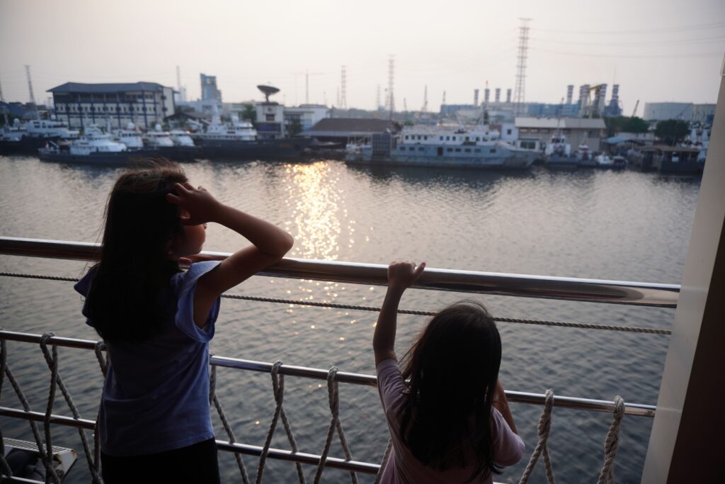 Dua orang anak menikmati senja di atas kapal Doulus Hope. MOJOK.CO