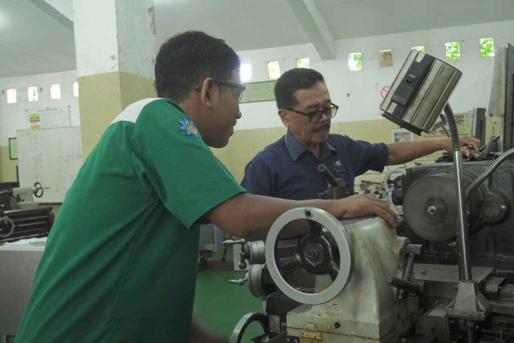 Suasana belajar mengajar di SMK NU Ma'arif Kudus MOJOK