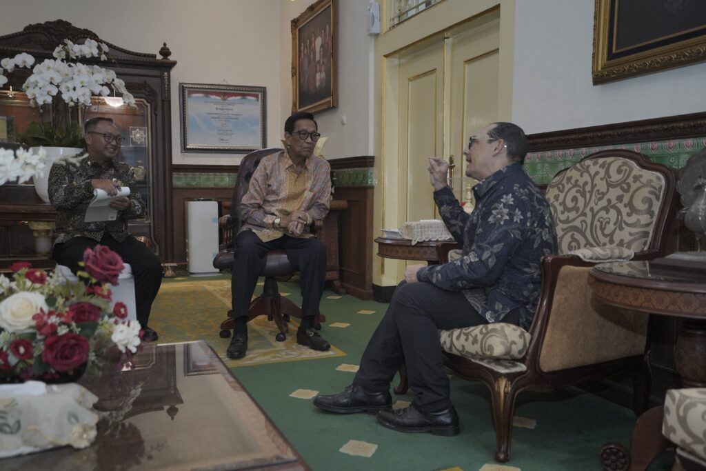 Sri Sultan diskusi dengan duta besar Meksiko untuk Indonesia. MOJOK.CO
