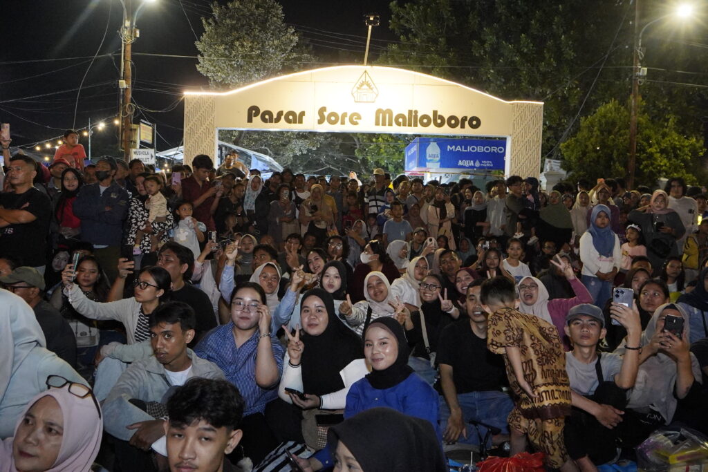 Warga menonton parade budaya. MOJOK.CO