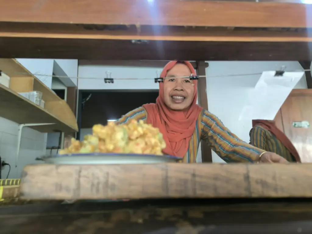 Mak Wo dan Seporsi Pisang Goreng Antikorupsi di Kampoeng Mataraman MOJOK.CO