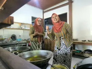 Mak Wo dan Andini di dapur Kampoeng Mataraman, semua resep di tempat makan ini tercatat dan diawasi sehingga tidak ada potensi korupsi.