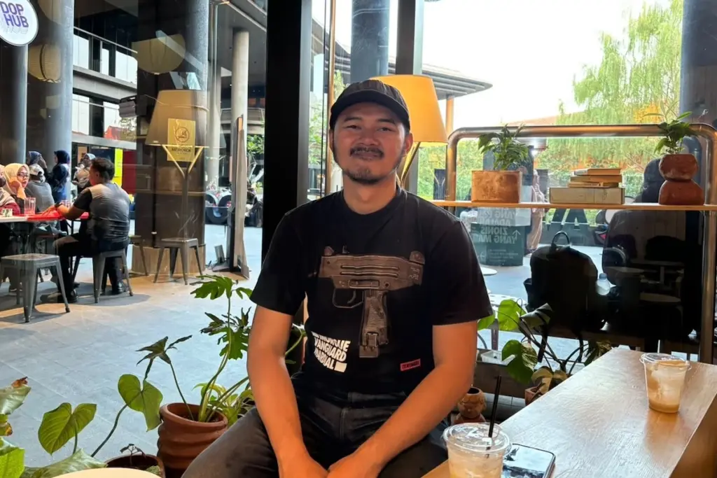 Numan Nomad Keliling Indonesia untuk Beri Bimbingan Skripsi Gratis, Pernah Menunda Makan Dua Hari MOJOK.CO